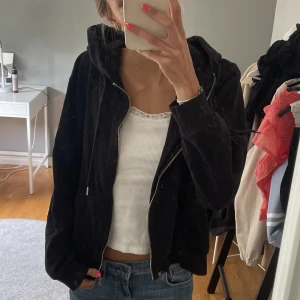 Zip up hoodie - Säljer denna svarta zip up hoodie!! Inga defekter eller ”fel”