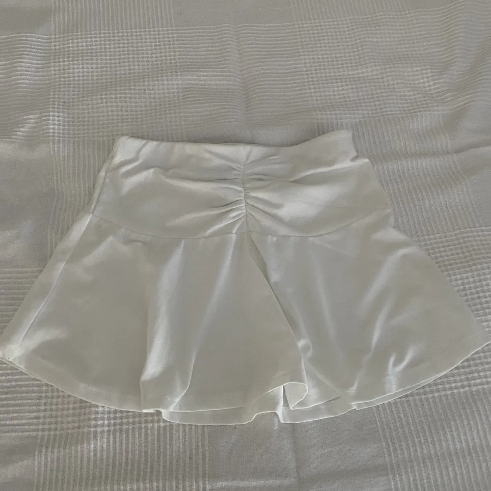 säljer denna vita kjol för den inte kommer till användning 🩷aldrig använd, nyskick🫶🏼pris kan diskuteras . Kjolar.