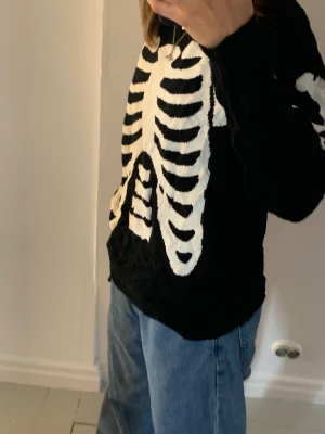 Stickad skelet tröja  - En cool stickat tröja som jag inte få användning av längre🦝