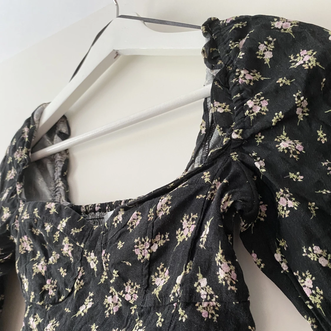 Blommig svart topp - 90