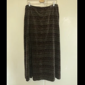 Mönstrad långkjol - Kjol i sammetsliknande material med innerkjol och diskret dragkedja i ryggen. Storlek S