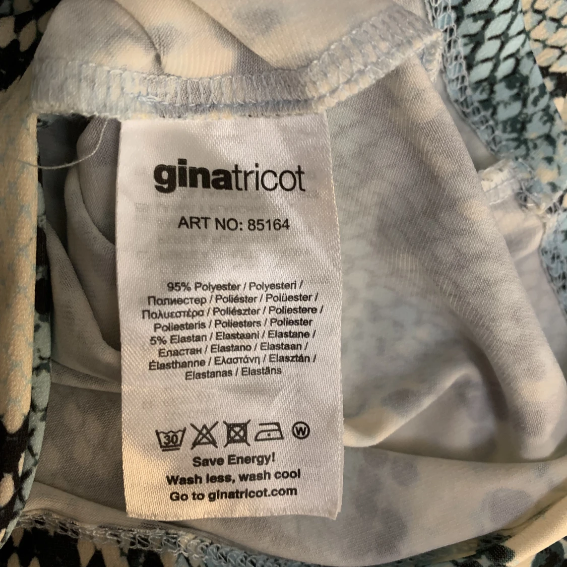 Croppad knytblus i ormmönster. - 91