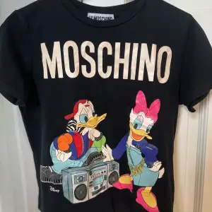 Moschino X HM tshirt. Sparsamt använd, men text inte längre helt kritvit pga tvättmaskin. Strl S, men funkar också som XS.