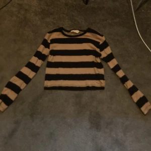 Långärmad  - En svart brun långärmad tröja. Jätte fint skick helt ny.Aldrig använd 