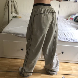 Adidas track pants - Skitsnygga beige/grå trackpants från adidas! Skriv om du har frågor eller vill ha fler bilder:) Köparen står för frakt. Kan mötas i Stockholm