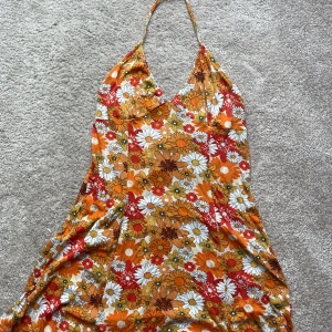 Härlig sommar klänning!🌻🌼 - Orange underbar sommarklänning som jag tyvärr  inte använder lika mycket längre. Så cool verkligen!!😩🌻🌼