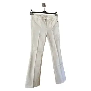 Jeans från Mos Mosh, modell Flare. Använd, men utan anmärkning.  Storlek: 30 Material: Jeans vita Nypris: 1500 SEK