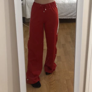 👇🏻 - Snygga och svala byxor med knappar och vit rand på sidorna😍