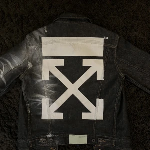 Off white jeansjacka - Hej, säljer min Off white jeansjacka i strl XS/S, köpt för ett antal år sedan men endast använd 8-10 gånger. Skick ligger mellan 8-9/10. Köpt på en italiensk hemsida (LUISAVIAROMA) går ej att få tag i längre. Nypris runt 6000 kr