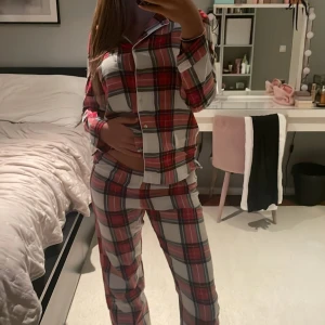 Rutigt pyjamas set  - Säljer ett väldigt mysigt pyjamas set från Lindex då det inte längre passar mig och är lite liten. Den är i storlek Xs. Priset kan diskuteras, vill mest bara få sålt. 🥰