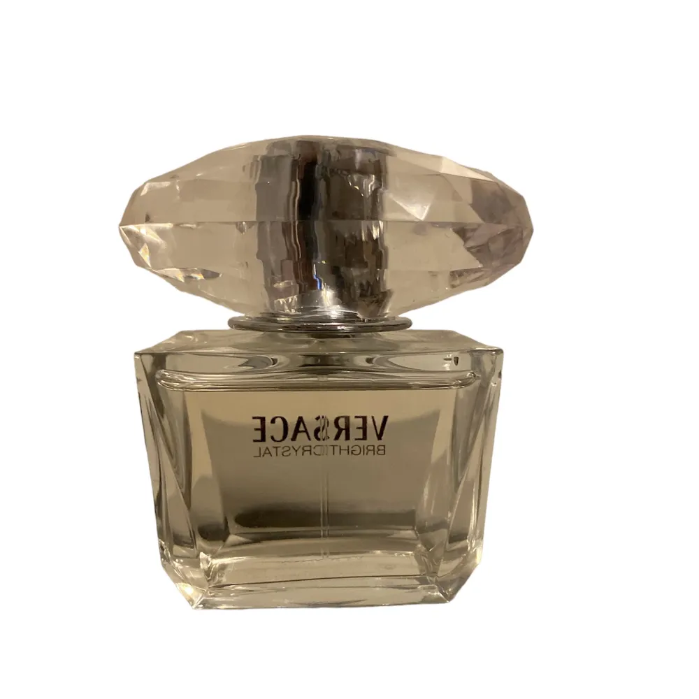 Versace parfym Bright Crystal<3  Använd väldigt lite.  Kan skickas. Köparen står då för portot.. Övrigt.