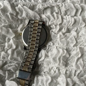 Rhinestone klocka en storlek inget märke  (bara mötas upp) - Rhinestone  klocka 150 kr inget märke nytt skick bladen funkar en storlek