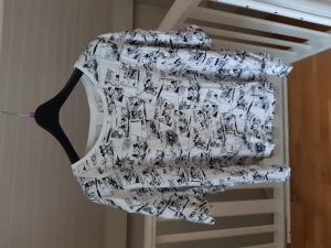 Croppad Disney T-Shirt  - Croppad T-shirt från Disney storlek XL. Musse Pigg serietidning-mönster.