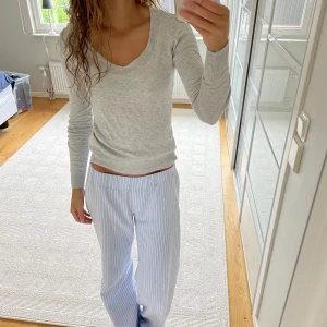 Tunn stickad tröja  - Superskön och tunn grå stickad tröja❤️