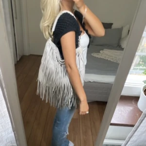 Frans väska - Säljer denna väska med fransar. Den har några få slitningar, skriv privat för bilder. Har du någon fråga är det bara att höra av dig🫶🏻