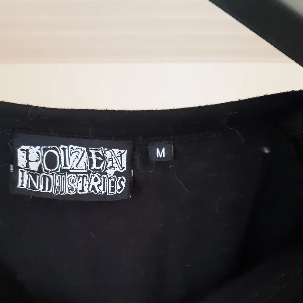 Långärmad tröja från Poizen Industries i storlek Medium. Detaljer i metall samt spets. Kantig/spetsig nederkant fram och bak. Endast använd fåtal gånger, i superfint skick.. Toppar.