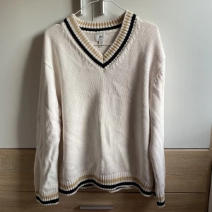 Stickad sweater - Jättefin stickad sweater! Den är i nyskick och har aldrig användits! Den är köpt i storlek M 