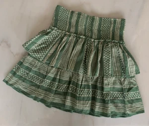 OANVÄND Kjol - Volanger/Grön - Helt oanvänd volangkjol med prislapp kvar. Jättesöt till alla säsongen och säljer då den inte kommer till användning 🧚🏼‍♀️💚