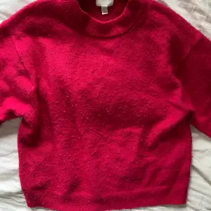 Fin mörkt rosa stickad tröja från H&M! Finns även i beige! Säljer då den tyvärr inte kom till användning!💗