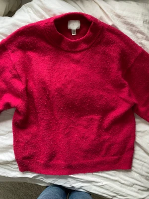 Stickad tröja - Fin mörkt rosa stickad tröja från H&M! Finns även i beige! Säljer då den tyvärr inte kom till användning!💗