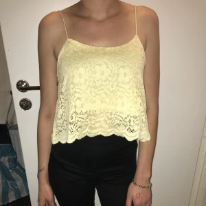 Oanvändt Gult linne med lapp kvar 🔆 - Gult linne , köpt på Newyorker Säljer för de inte kommit till användning 💛 Pris går att diskuteras💛