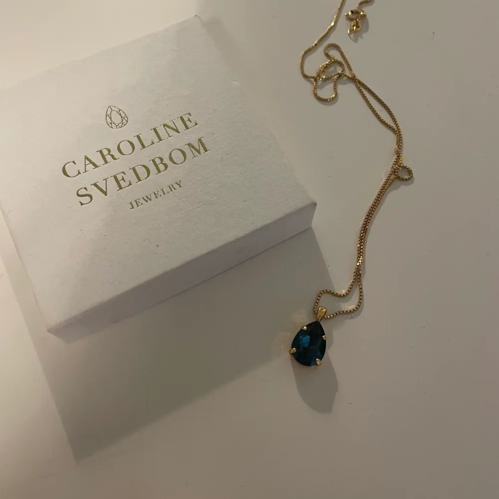 Säljer mitt fina Caroline svedbom halsband som bara har användas några gånger❤️ de är classic drop med en mörkblå sten🙌🏼. Accessoarer.