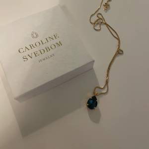 Säljer mitt fina Caroline svedbom halsband som bara har användas några gånger❤️ de är classic drop med en mörkblå sten🙌🏼