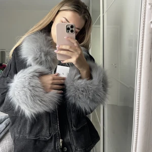 Grå jeans jacka med fuskpäls - Säljer helt ny grå jeansjacka med fuskpäls. Den är helt ny, storlek S, men är oversize ganska stor i storleken skulle passa även storlek M!