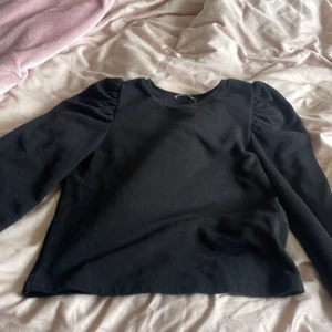 Zara hoodie  - Svart zara tröja i storlek 28, jätte fin nu till hösten!❤️ den är i storlek M men skulle säga att den är i storlek S! Väldigt liten i storlek