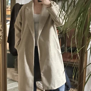 Kappa från Gina tricot - Snygg kappa från Gina tricot. Använd sparsamt. Köpt för ca. 600kr. Säljer då den inte kommer till användning. 