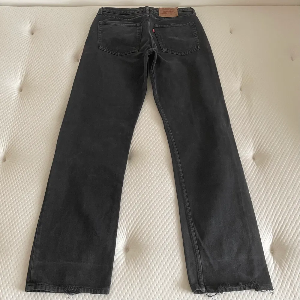 Vintage levi’s 501 jeans från tidigt 80-tal. Storlek w32l36 jag tycker storleken snarare motsvarar w30l34. De passar mig med storlek s. Jeansen är slitna och reparerade vilket enligt mig är fint. De är ursprungligen svarta menfärgen är ojämn efter alla år. Jeans & Byxor.