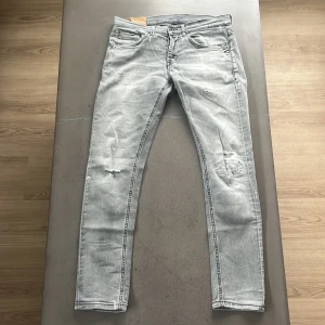 Dondup George Jeans  - Tjenare, säljer dessa riktigt snygga Dondup George Jeans till ett riktigt schysst pris! Nypris 3500, mitt pris är 899 då de ej har några defekter. Hör av dig vid minsta fundering // Pondus 