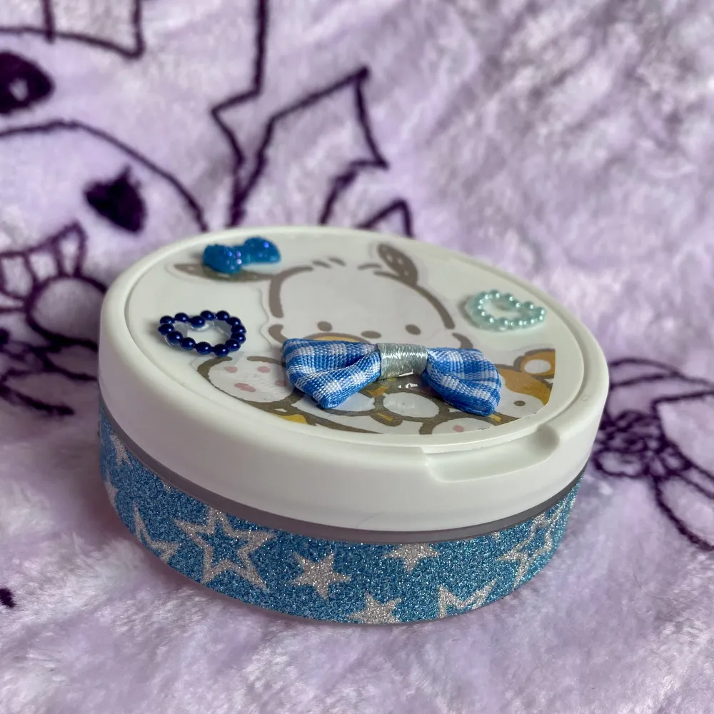 Handgjord snusdosa med Pochacco motiv! đ©” För dig som har en kawaii aesthetic och vill ha en lika söt dosa! Om inte Pochacco Ă€r din sanrio favorit sĂ„ kolla mina andra annonser! đ¶ Obs Dosan Ă€r tom och desinfekterad! đȘ». Asusteet.