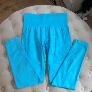 Nvgtn  - Nvgtn contour tights i färgen Aqua. Använda en gång, som nya och inga skavanker 