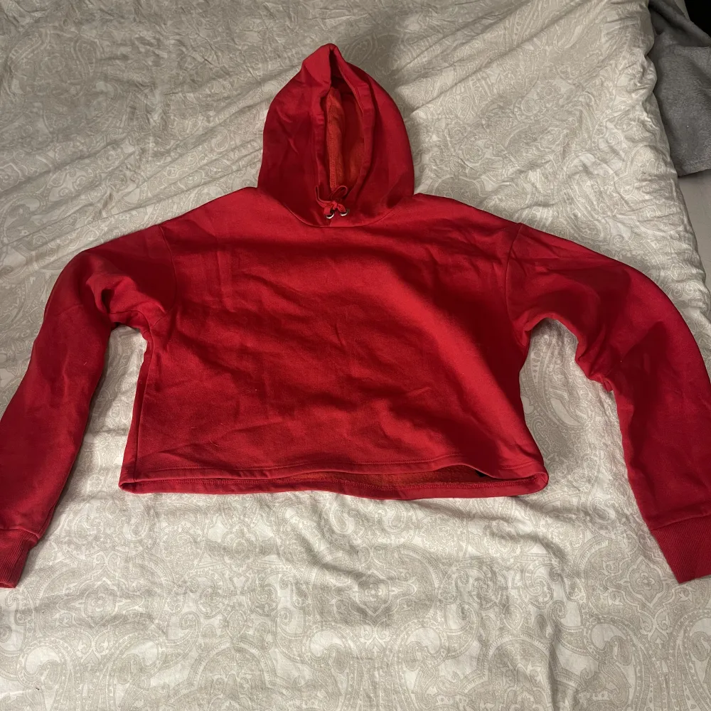 Röd croppad hoodie, sparsamt använd. Hoodies.