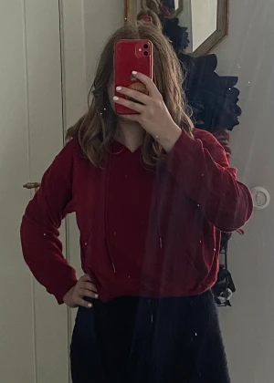 Röd hoodie - Röd hoodie som är tunn men ändå värmer på vintern. 