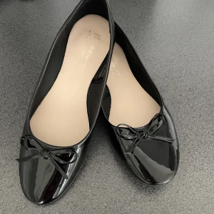 Ballerina  - Säljer dessa blanka ballerinaskorna i storlek 37, använda 1 gång så ser helt nya ut. Köparen står för frakt och använd gärna ”Köp Nu” 💗