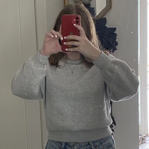 Grå collegetröja - Grå collegetröja som passar väldigt bra till vintern.  Storleken är XXS men den är stor i storleken. 