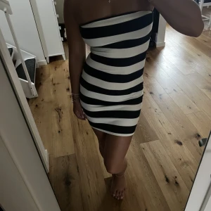 Randig klänning💓 - Snygg randig klänning som sitter fint på kroppen🙌💓bra skick!! Du står för frakten😜