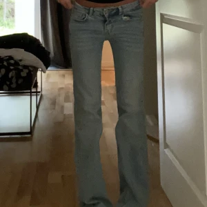 Lågmidjade jeans - Säljer dessa snygga basic lågmidjade bootcut jeansen ifrån hm. Midjemått: 72 cm, innerben: 83cm. Betalar endast med Swish, köparen står för frakten❤️jag är ca 163