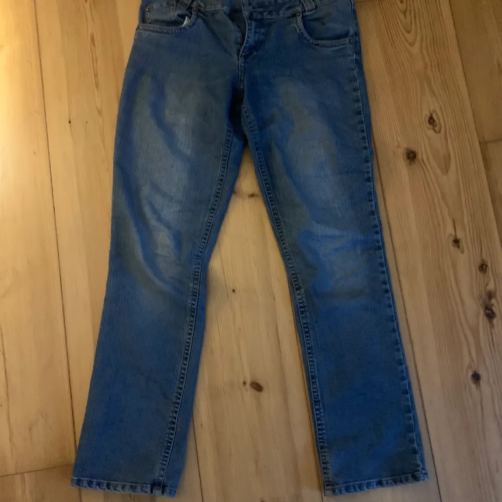 Hej jag säljer ett par blåa Low waist jeans i storlek 40. Jeansen är i nytt skick. De är köpa för 299 kr och jag säljer de för 120. Om ni är intresserade så är de bara att skriva . Jeans & Byxor.