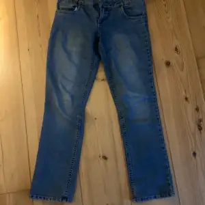 Hej jag säljer ett par blåa Low waist jeans i storlek 40. Jeansen är i nytt skick. De är köpa för 299 kr och jag säljer de för 120. Om ni är intresserade så är de bara att skriva 
