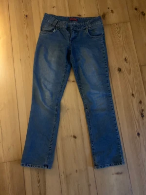 Blåa low waist jeans  - Hej jag säljer ett par blåa Low waist jeans i storlek 40. Jeansen är i nytt skick. De är köpa för 299 kr och jag säljer de för 120. Om ni är intresserade så är de bara att skriva 