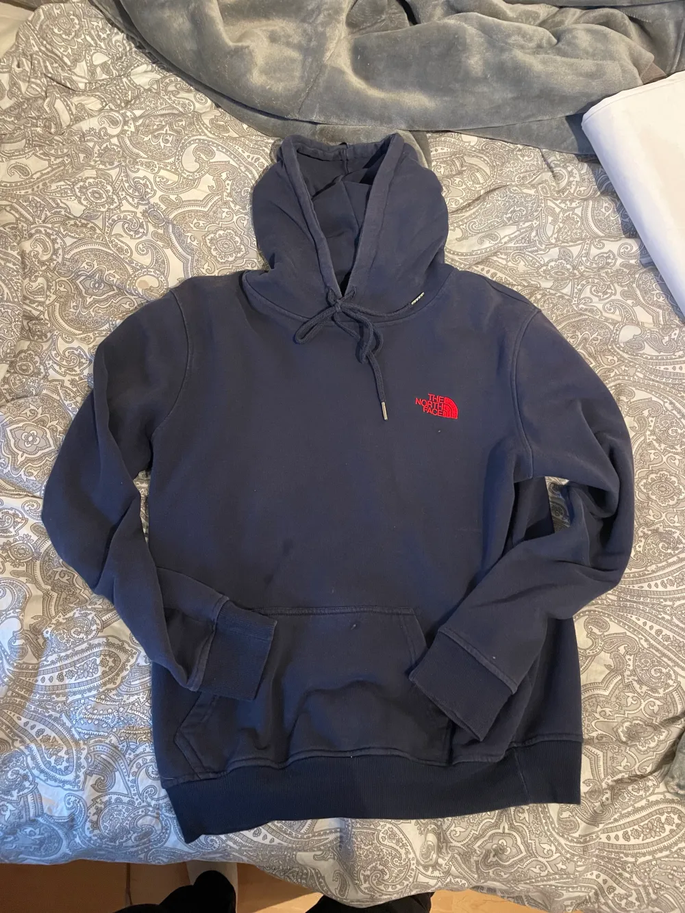 En mörkblå North Face hoodie som är använd fåtal gånger. Lite mindre i storleken, skulle säga att den sitter som en Medium!. Hoodies.