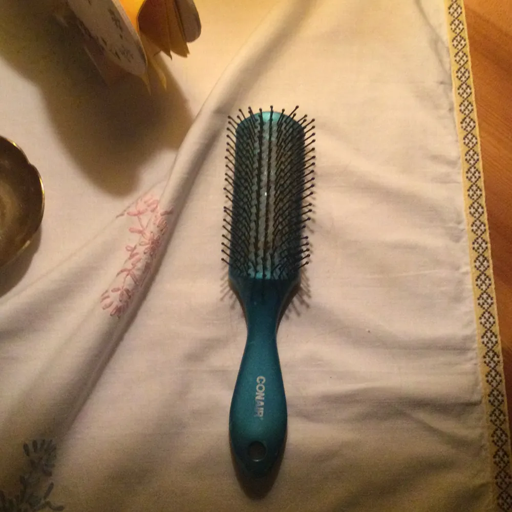 En blå hårborste som förut ägdes av Queen Elizabeth ||🤩enormt bra hållbarhet. Den har hållt i snart 50 år! Och det finns lite av Queen Elizabeths || hår kvar på den!!🤩🤩 . Accessoarer.
