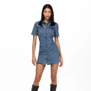 Oanvänd jeans kläning - Säljer denna super snygga jeans klänning från only, aldrig använd och lappen finns fortfarande kvar, skriv i dm för egen bild!💗 Pris går att diskutera.