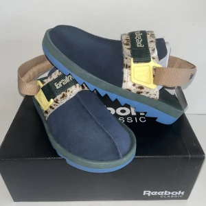 Reebok- Braindead X Beatnik ”Pathways” - Säljer dessa svincoola collab sandalerna från Reebok. De är vunna på en raffle och är helt nya och oanvända. Nypris på stockx är ca 2 300kr