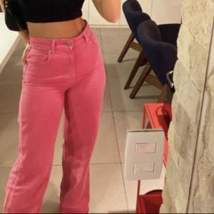 Rosa jeans från Gina tricot🎀 Aldrig använt säljer då de var för små. De har lappar kvar! Storlek 32