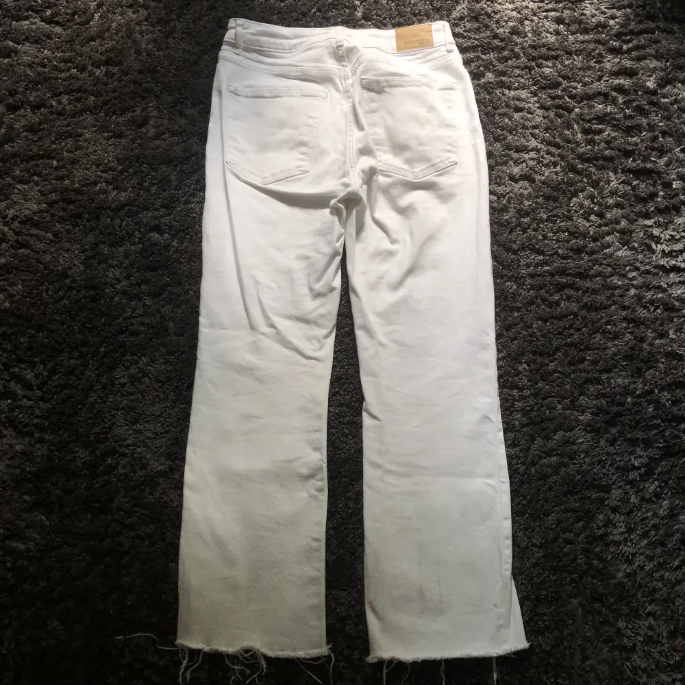 Ett par vita jeans från Gina använda 1 gång. I strl 36. Dom är mid rise skulle jag säga skit snygga dock kommer tyvärr aldrig till användning. Lite fläckig nere vid byxan se bild 3. Fler bilder kan skickas vid intresse. Frakt ingår ej. Jeans & Byxor.