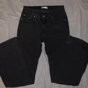Svarta flare jeans - Jeans som inte kommer till användning längre! Väldigt stretchiga och bekväma och är i bra skick😊